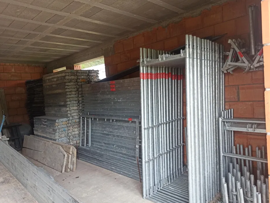 Wynajem rusztowań elewacyjnych, systemowych plettac