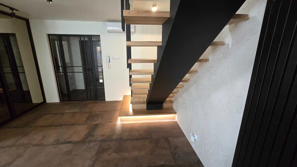 Schody , balustrady ,parapety ,blaty , drzwi z drewna