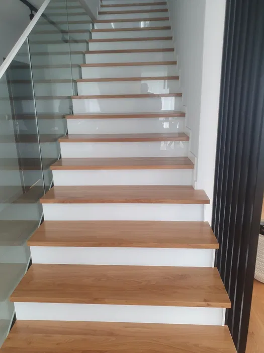 Schody , balustrady ,parapety ,blaty , drzwi z drewna
