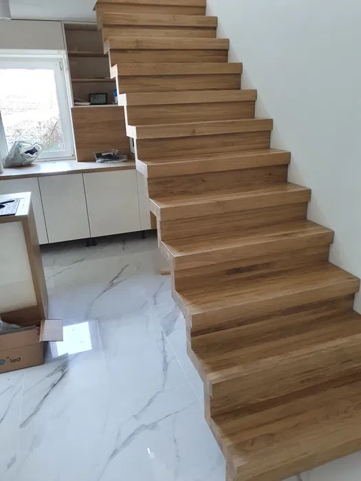 Schody , balustrady ,parapety ,blaty , drzwi z drewna