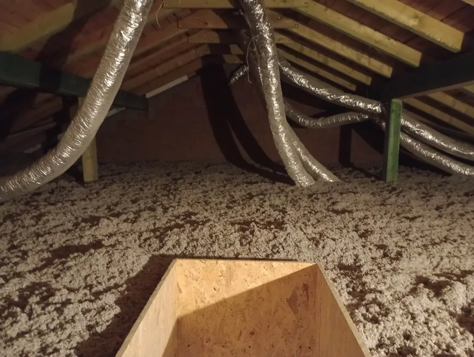 Izolacje wdmuchiwane ocieplenie celuloza wełna zasyp termoizolacje