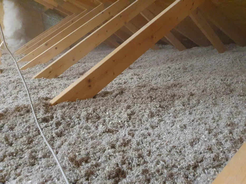 Izolacje wdmuchiwane ocieplenie celuloza wełna zasyp termoizolacje