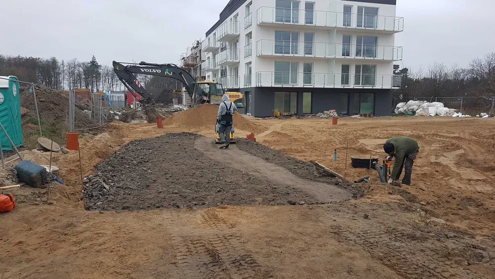 Budowa dróg dojazdowych parkingów placów