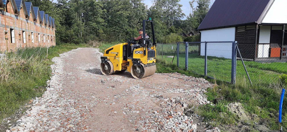 Budowa dróg dojazdowych parkingów placów