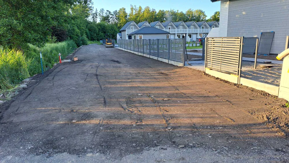 Budowa dróg dojazdowych parkingów placów