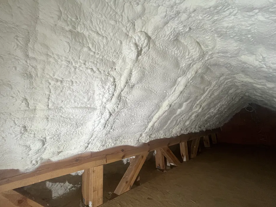 Ocieplenie poddasza,docieplenie,izolacja pianą pur,izolacja natryskowa