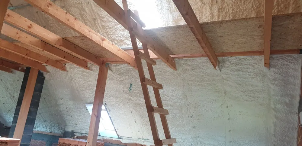 Ocieplenia poddasza ,dachu piana ,Natrysk pianą, ocieplanie PUR