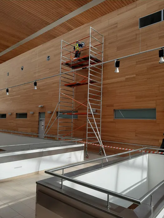 Wynajem rusztowań aluminiowych jezdnych i elewacyjnych