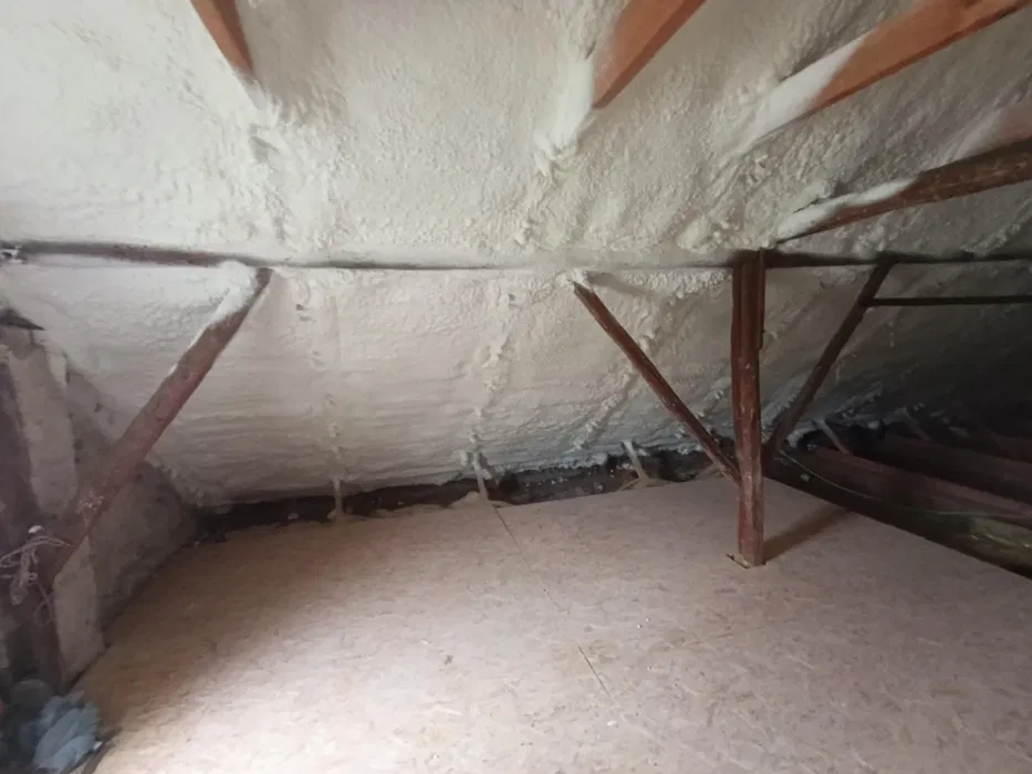 Izolacja Pianą PUR Poddasza/ Fundamenty/Hale