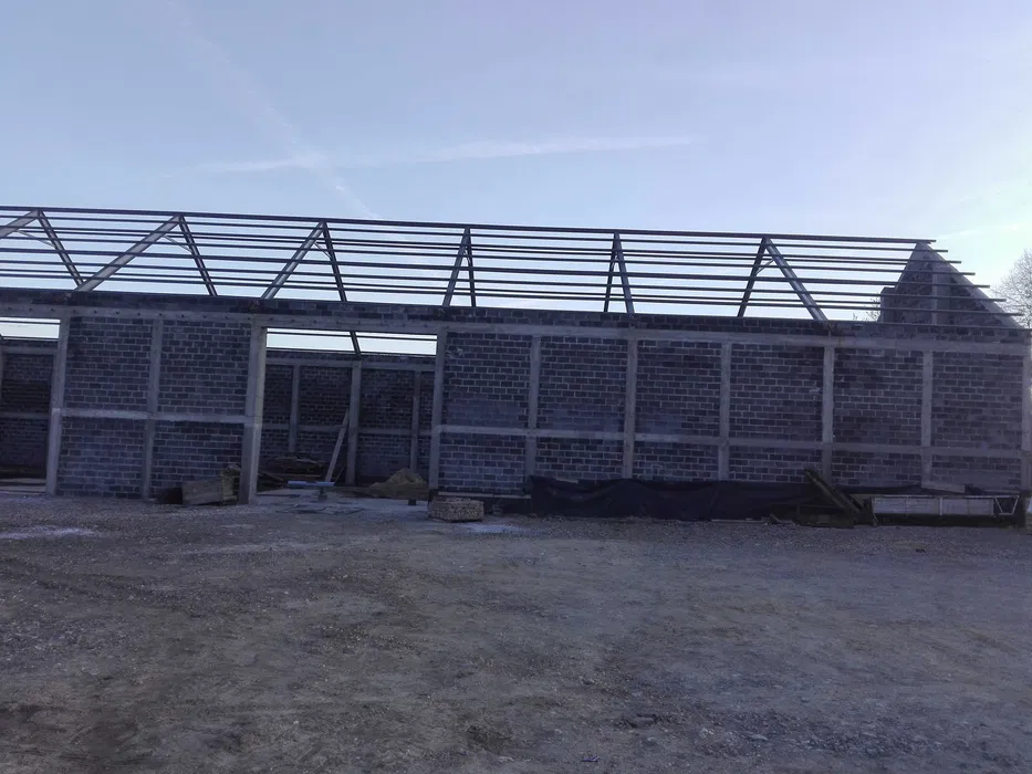 Konstrukcja stalowa konstrukcje stalowe dachu na budynku murowanym