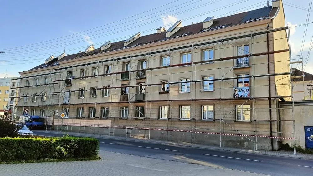 Wynajem, montaż rusztowań elewacyjnych plettac