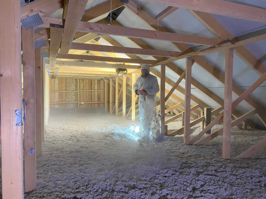 Ocieplanie domu poddasza wełna celulozowa naprawa izolacji po kunach