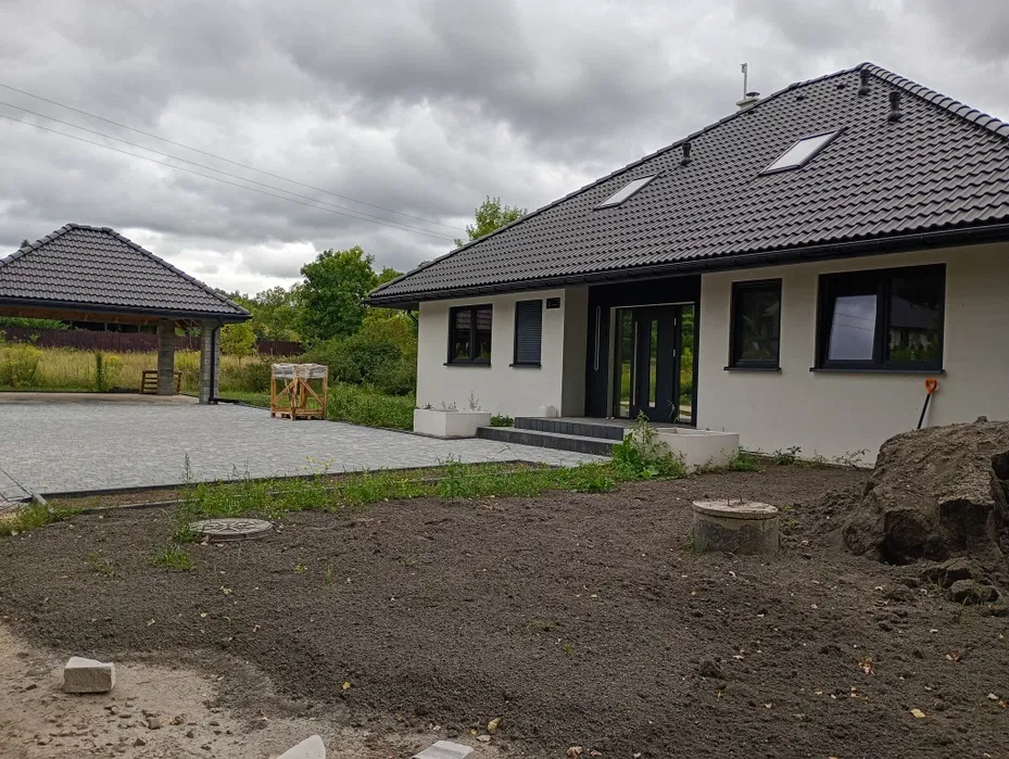 Nowy dom jednorodzinny z wiatą w 6 miesiecy