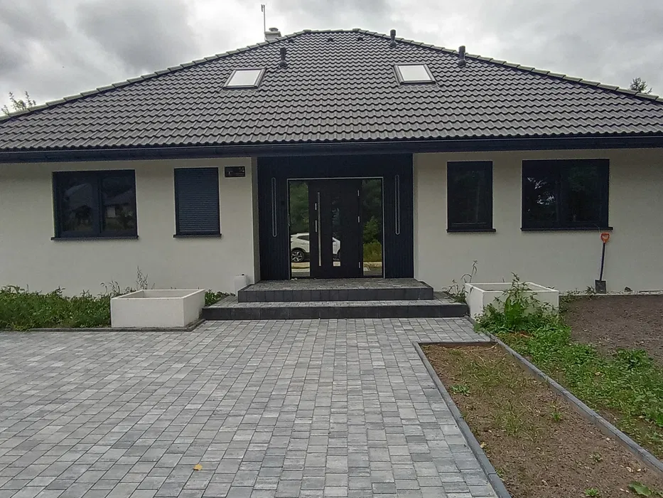 Nowy dom jednorodzinny z wiatą w 6 miesiecy
