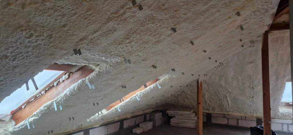 Ocieplenie poddasza PIANA PUR, natrysk, izolacja pianą ocieplenie domu
