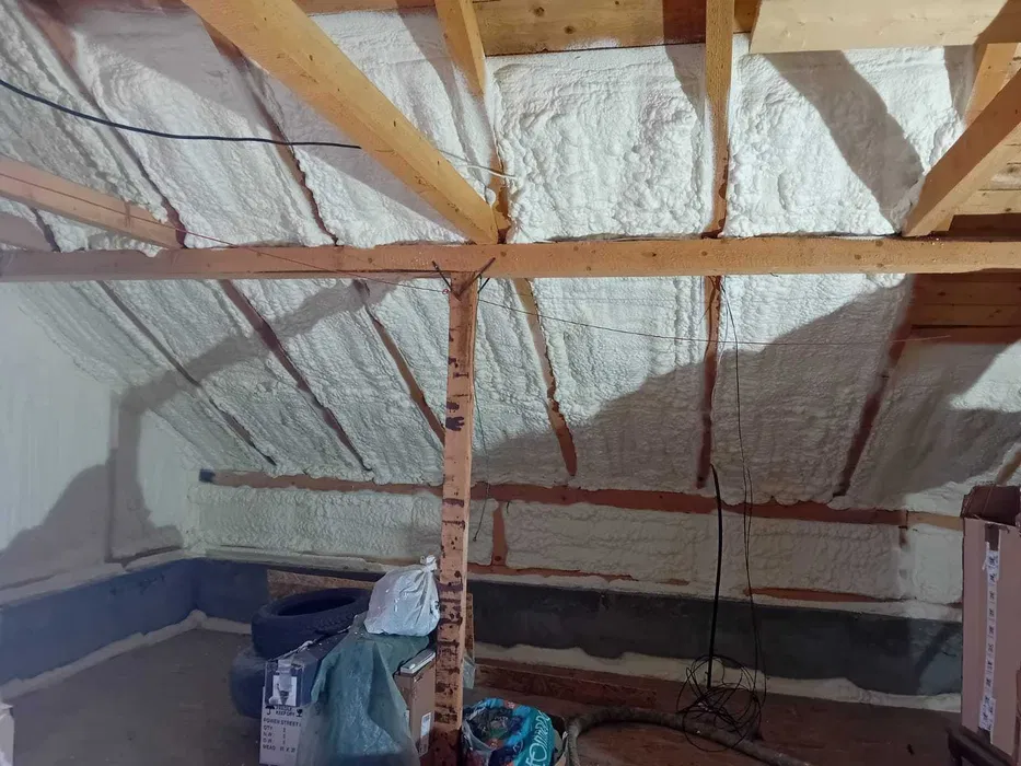 Ocieplanie pianą PUR – profesjonalna izolacja WEŁNA | CELULOZA | PUR