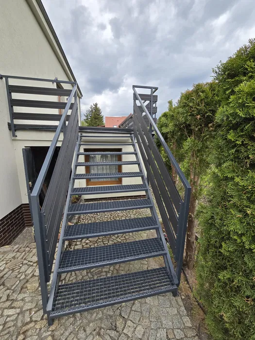 Balustrady Schody Poręcze konstrukcje metalowe drewniane