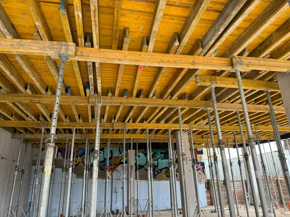 Wynajem sprzedaż szalunków rusztowań podnośników kontenerów ogrodzeń