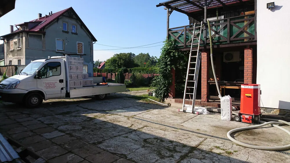 ocieplenie celulozą metodą pneumatyczną wdmuchiwanie celulozy