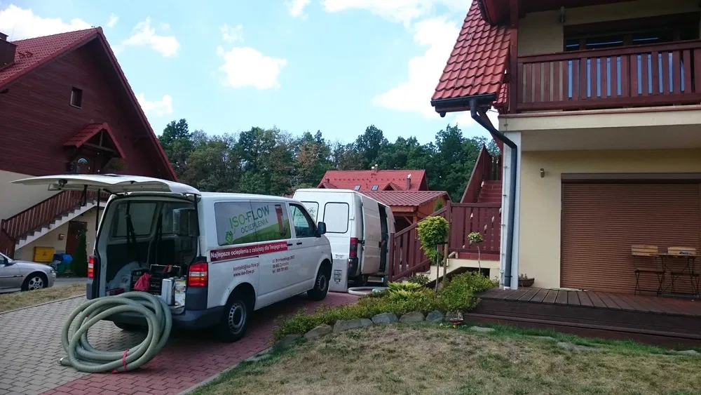 ocieplenie celulozą metodą pneumatyczną wdmuchiwanie celulozy