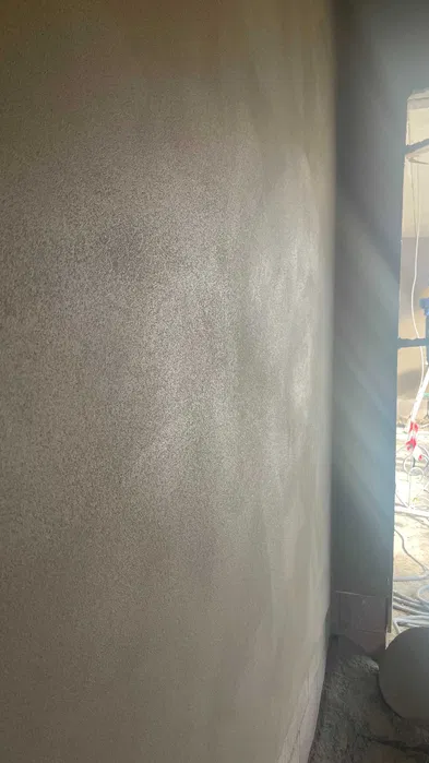 Tynki cementowo-wapienne zmieniają ściany i geometrie pomieszczeń .