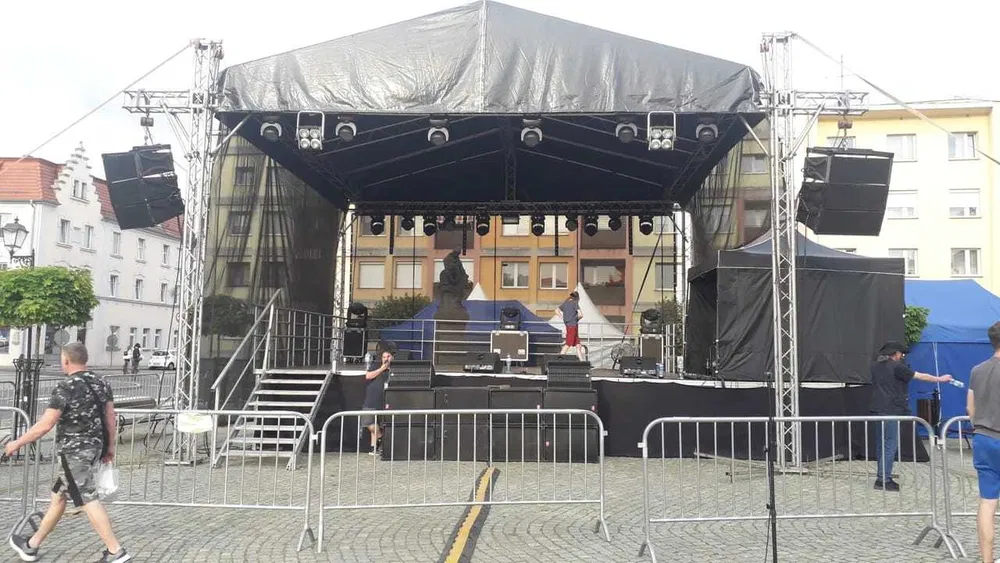 Wynajem rusztowań elewacyjnych (3000m²) i aluminiowych.