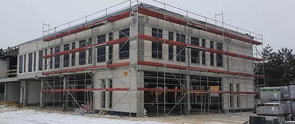 Wynajem rusztowań elewacyjnych (3000m²) i aluminiowych.