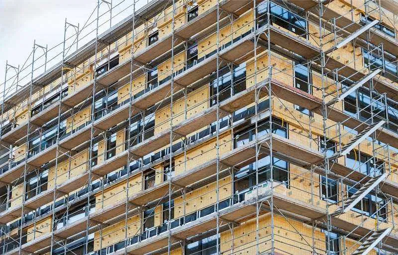 Wynajem rusztowań elewacyjnych (3000m²) i aluminiowych.