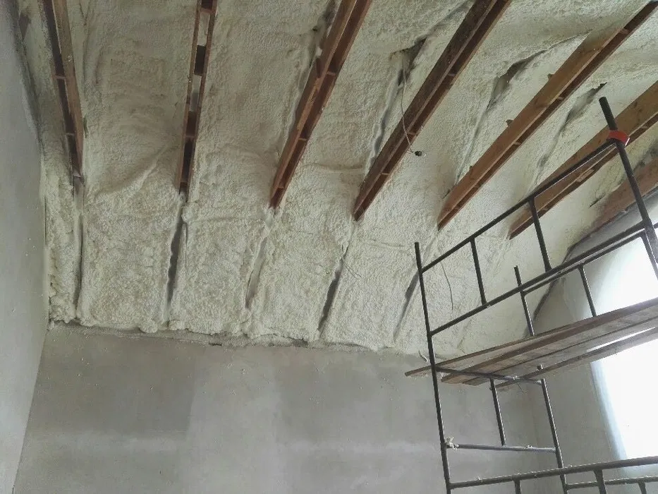 Ocieplenie poddasza pianką, piana PUR, natrysk piany