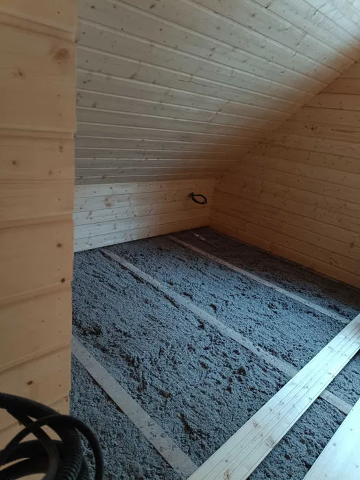 Izolacja celulozą, wdmuchiwanie wełny celulozowej, ocieplenie poddaszy