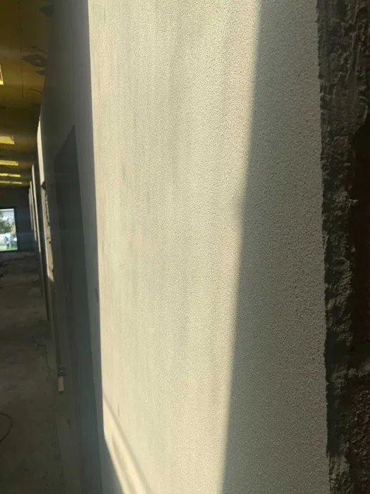 Tynki cementowo-wapienne ładnie wyglądają na ścianie.
