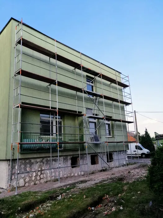 Wynajem rusztowań elewacyjnych