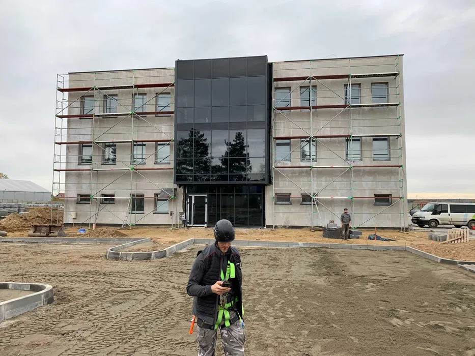 Montaż rusztowania rusztowań elewacyjnych fasadowych przemysłowych