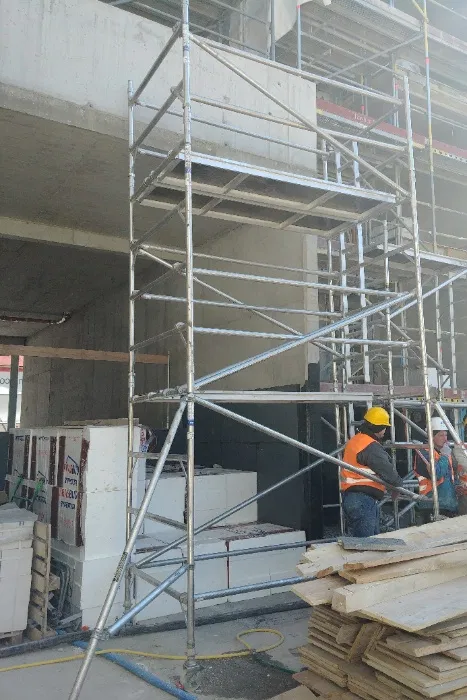 Rusztowania aluminiowe przejezdne jezdne wynajem.