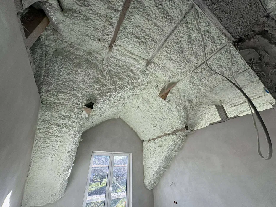 Izolacja natryskowa, Ocieplanie Pianą PUR, Piana PUR