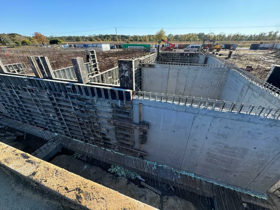 Wynajem i sprzedaż szalunków rusztowań podnośników kontenerów ogrodzeń