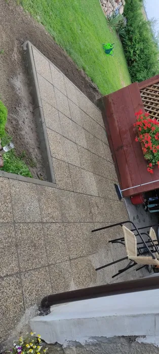 Układanie kostki +obrzeża ,krawężnik /wokół domu /działki .