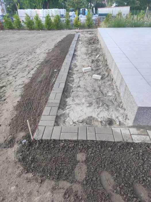 Układanie kostki +obrzeża ,krawężnik /wokół domu /działki .