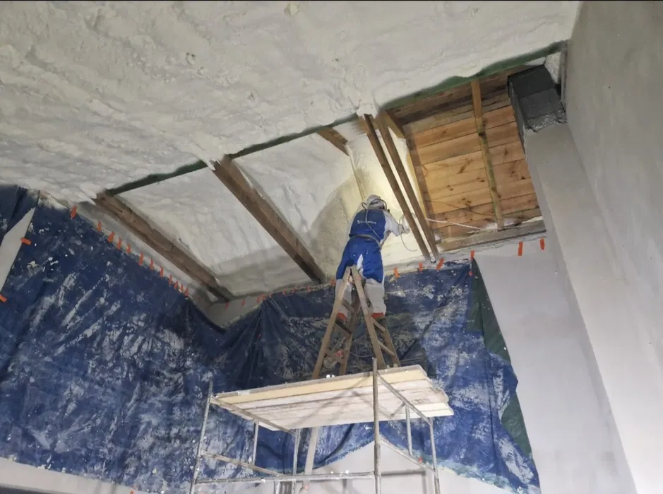 Ocieplenia Pianą PUR Ocieplanie poddasza Piana PUR Izolacja Pianka PUR