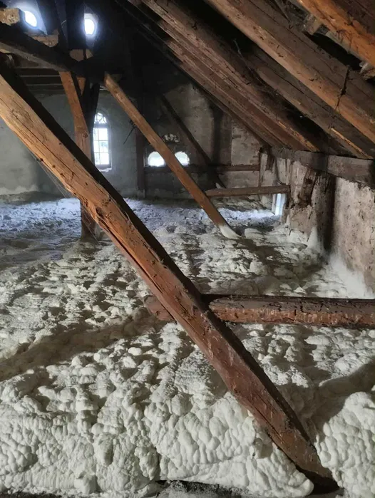 Ocieplenie pianą i wdmuchiwanym granulatem
