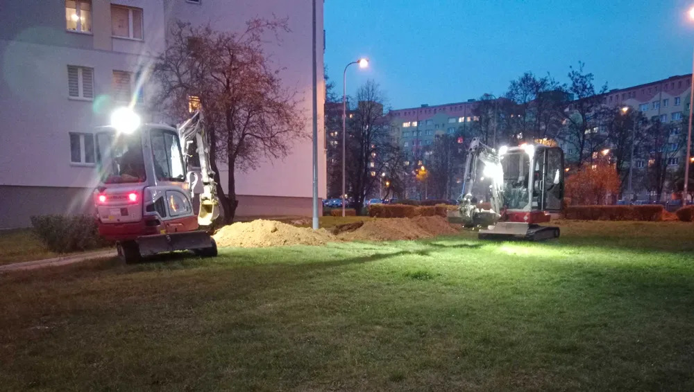Przeciski pod drogami, minikoparka z wiertnicą, roboty ziemne, wod-kan