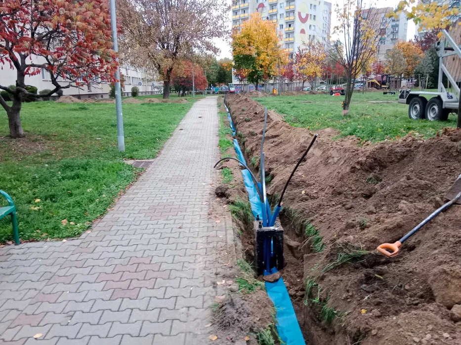 Przeciski pod drogami, minikoparka z wiertnicą, roboty ziemne, wod-kan