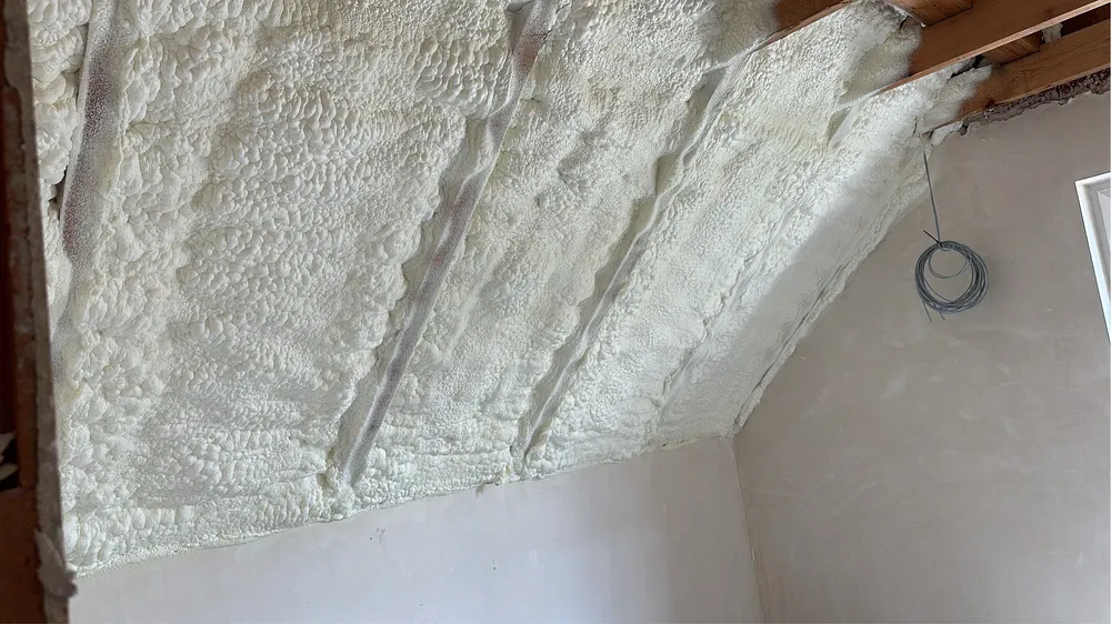 Izolacje pianą PUR, celulozą/wełną metodą wdmuchiwaną Czyste powietrze