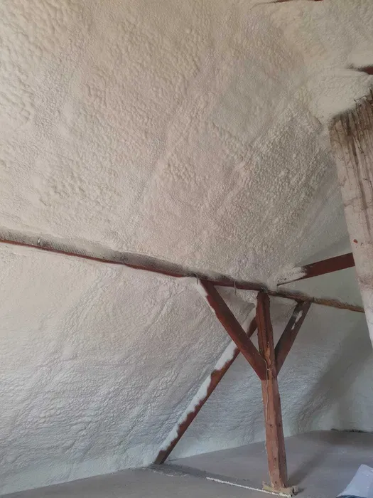 Piana PUR ocieplanie docieplanie strop poddasze hala izolacje dach
