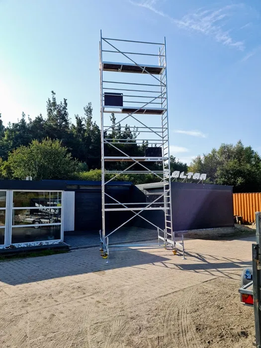 Rusztowanie aluminiowe jezdne przejezdne wieża wynajem wypożyczalnia