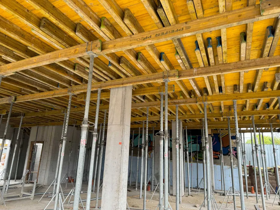 Wynajem sprzedaż szalunków rusztowań podnośników kontenerów ogrodzeń