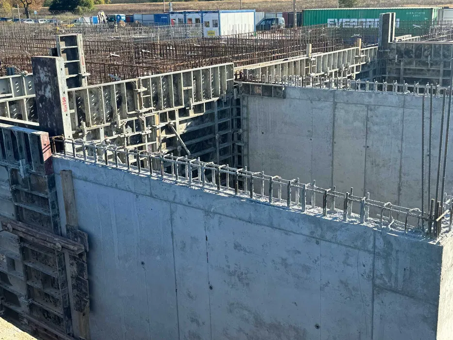 Wynajem sprzedaż szalunków rusztowań podnośników kontenerów ogrodzeń