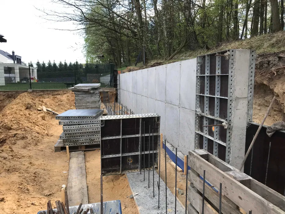 Wynajem szalunków ściennych z pełnym osprzętem