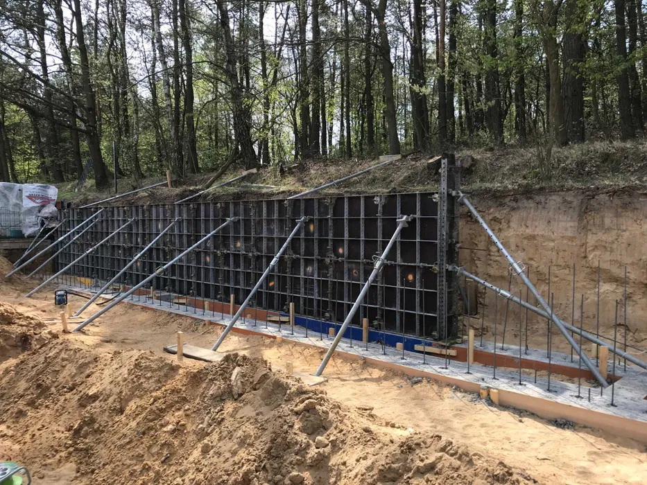 Wynajem szalunków ściennych z pełnym osprzętem