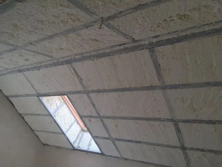 Ocieplanie pianką PUR, ocieplenie pianą, izolacja dachu poddasza